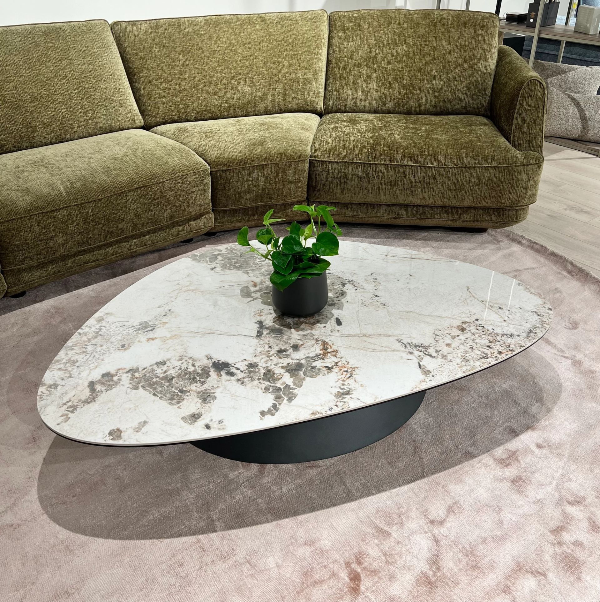 Natuzzi Editions kavos staliukas Hourglass red room salone Vilniuje