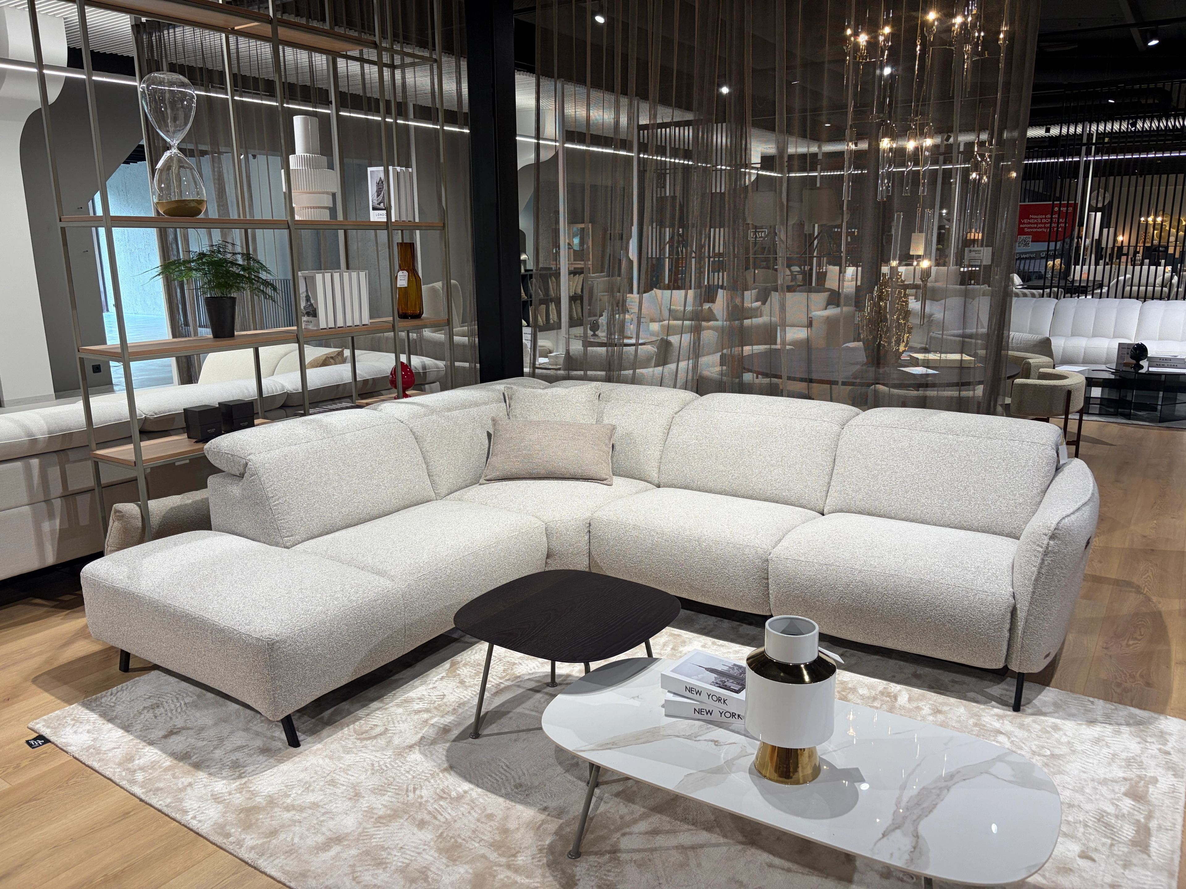 Natuzzi Editions kampinė sofa Lima red room salone Kaune