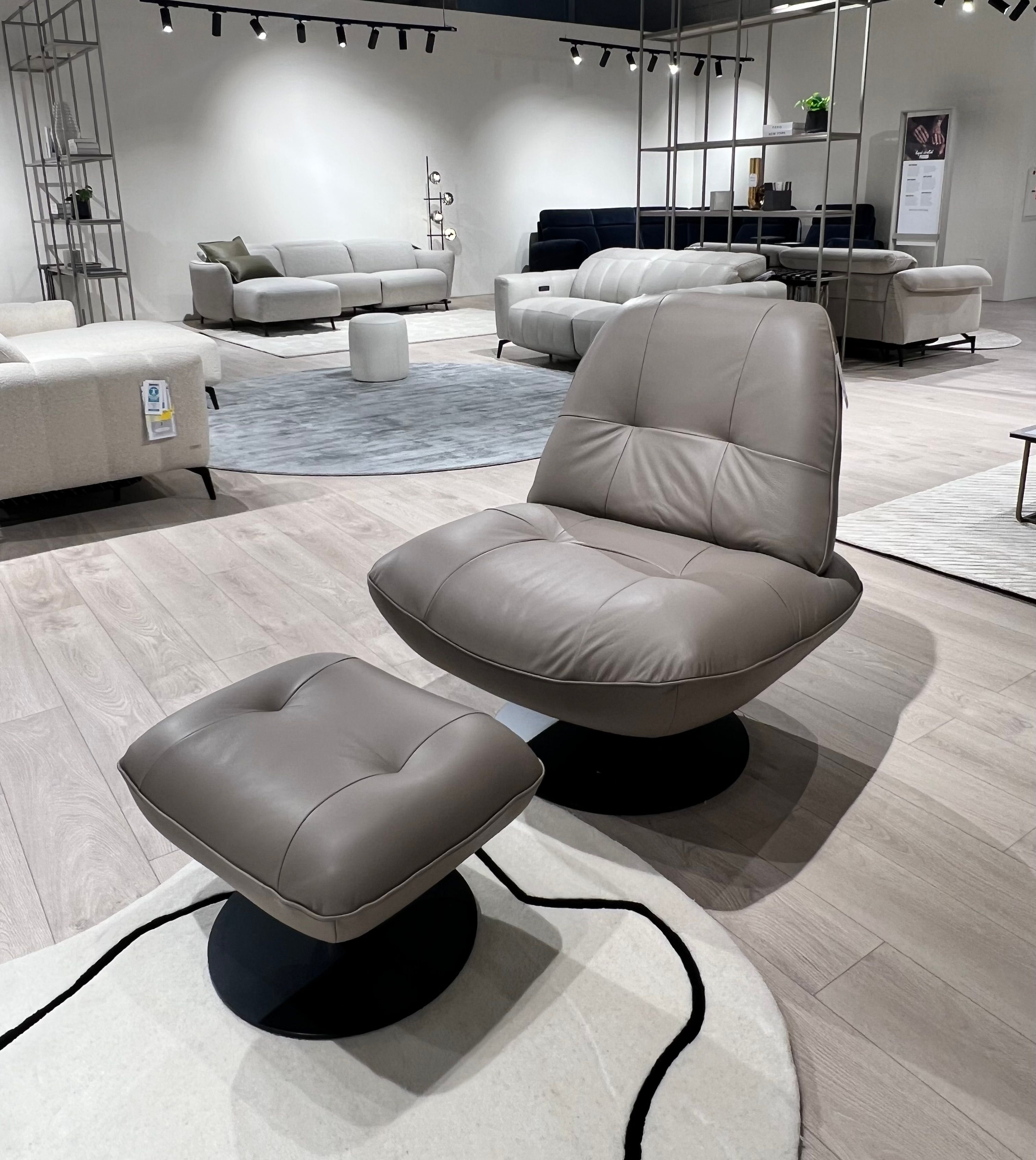 Natuzzi Editions fotelis Ivy red room salone Vilniuje