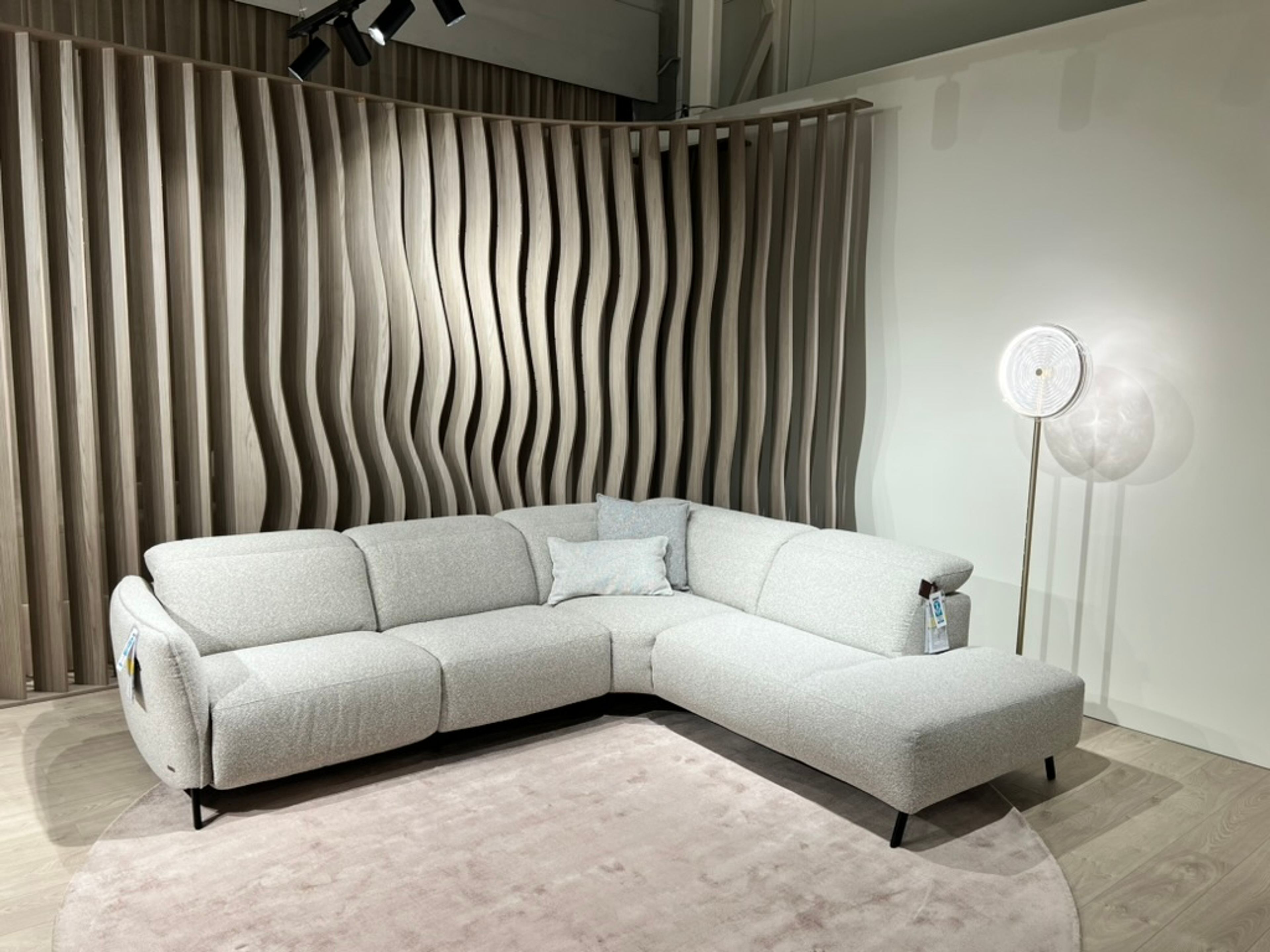 Natuzzi Editions kampinė sofa Lima red room salone Vilniuje