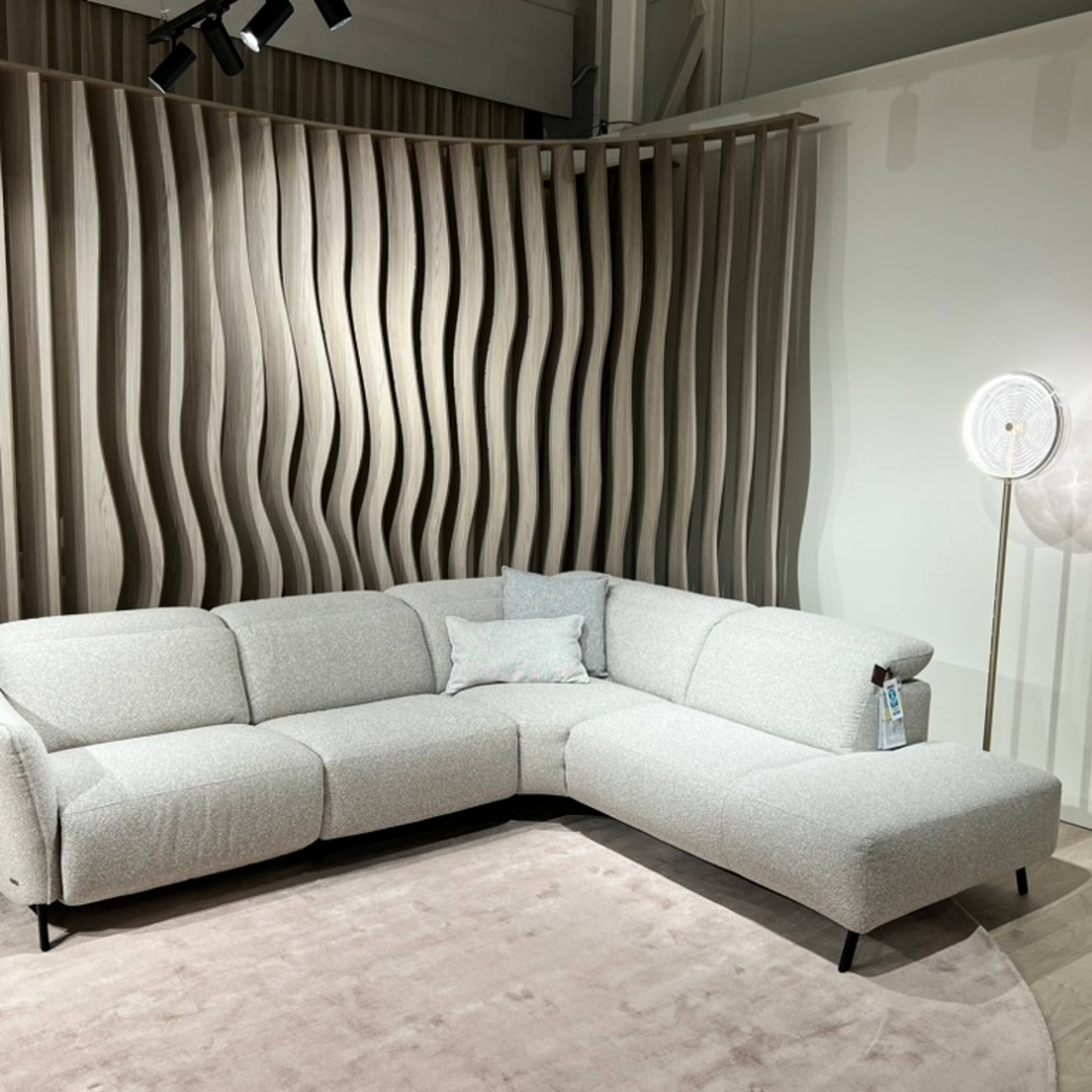 Natuzzi Editions kampinė sofa Lima red room salone Vilniuje