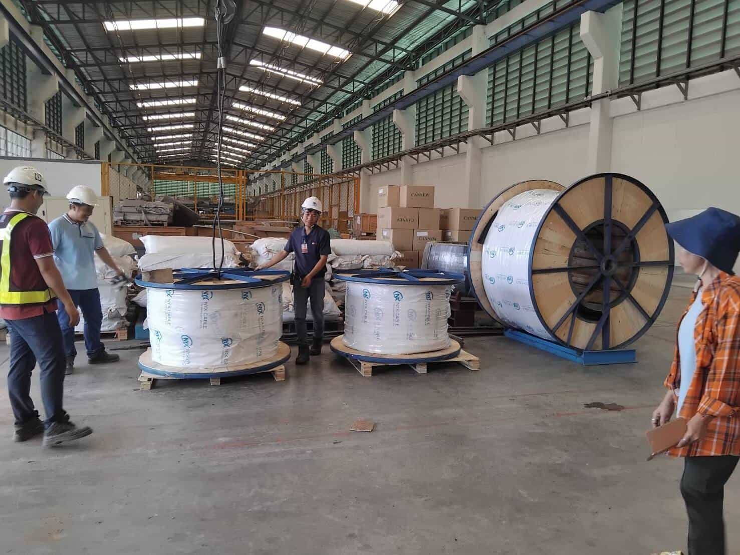 NYX Cable คนงานในโกดัง