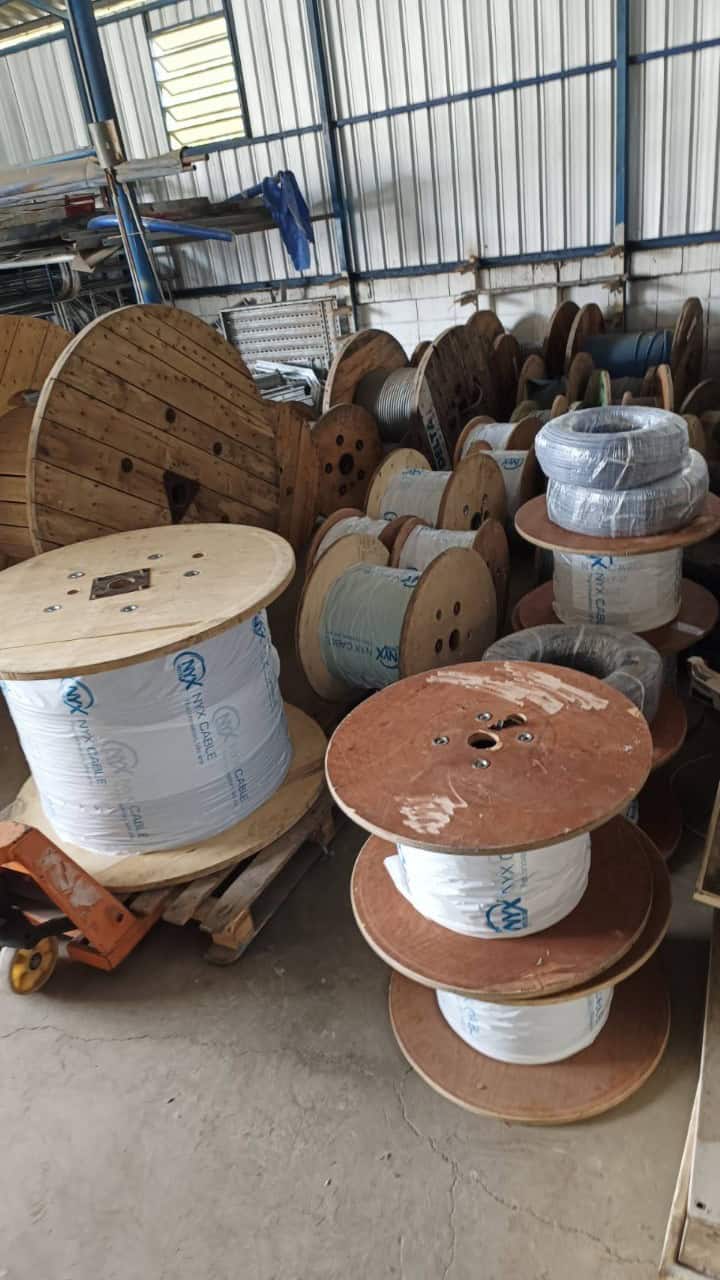 NYX Cable ม้วนสายไฟไม้ในคลัง