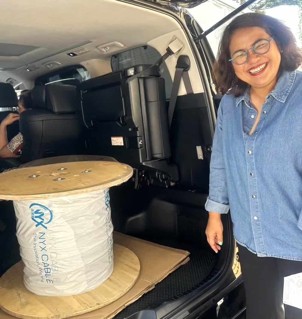 ลูกค้ายิ้มรับสายไฟ NYX Cable