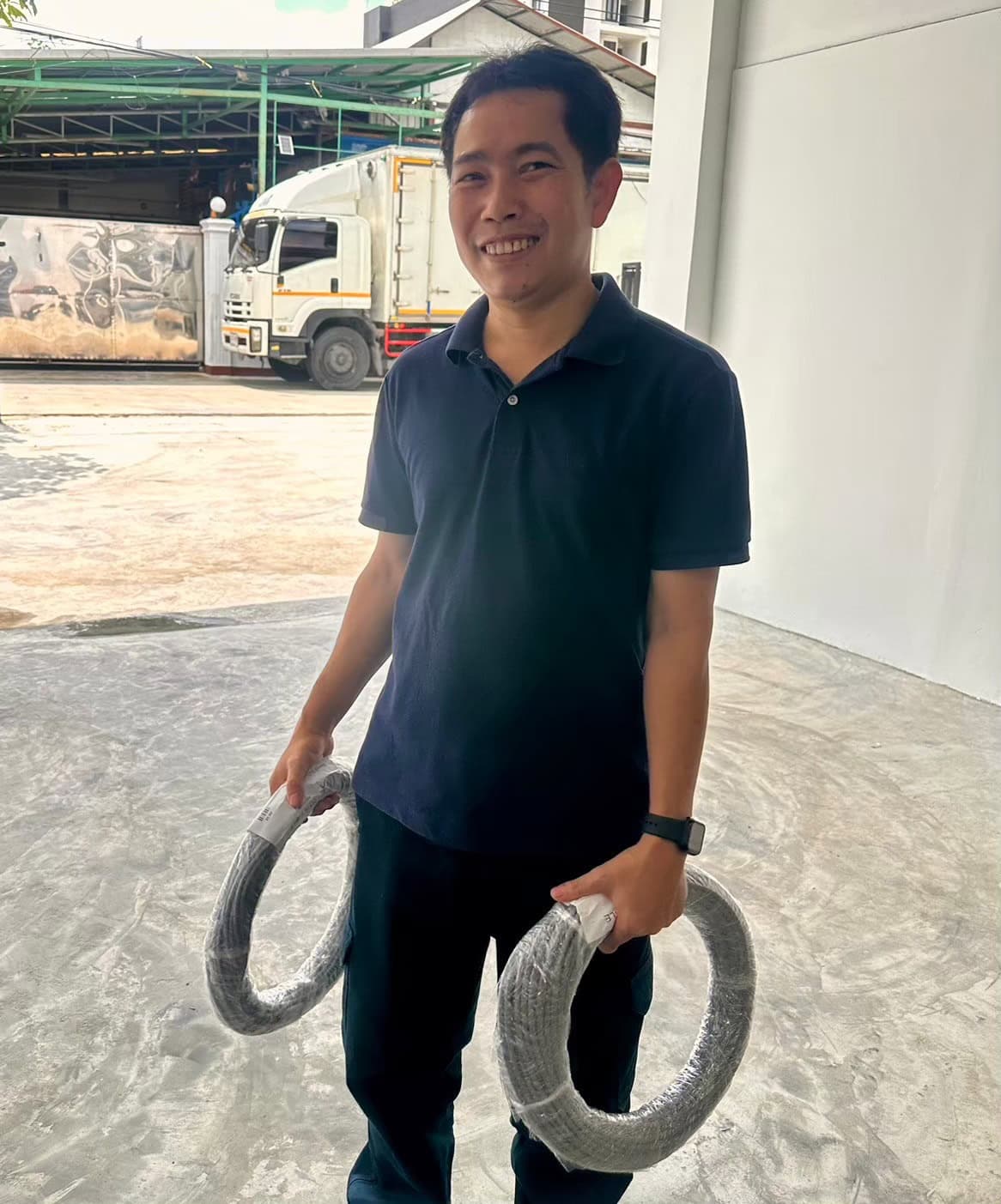 ลูกค้าถือสายไฟ NYX Cable