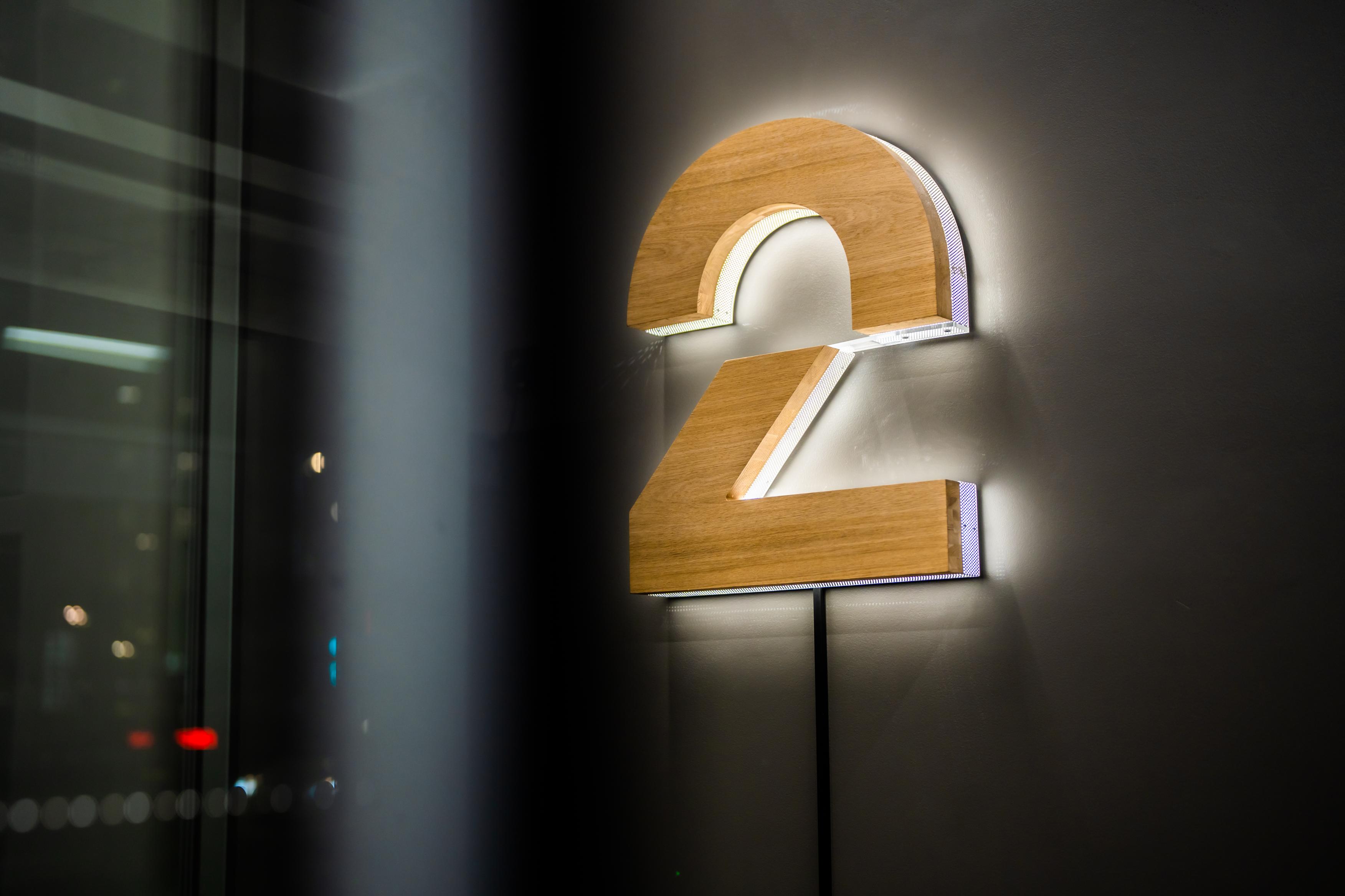 En lampe utformet som TV 2 sin logo.