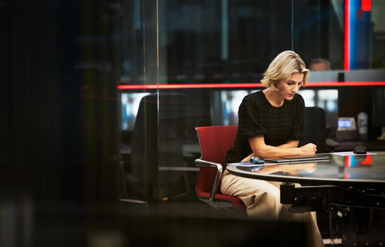 Nyhetsoppleser sitter å gjør seg klar for sendingen