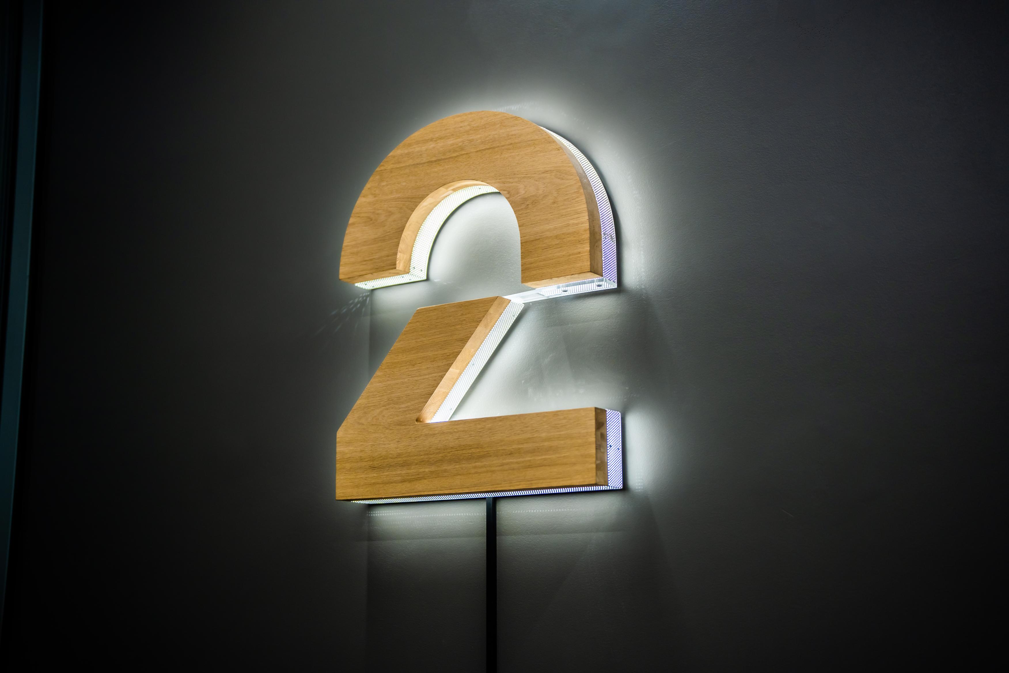 Lampe utformet som TV 2 sin logo