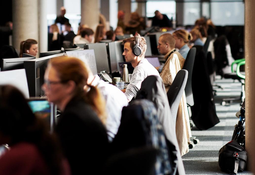 Bilde av TV 2s journalister ved arbeidspultene i MCB