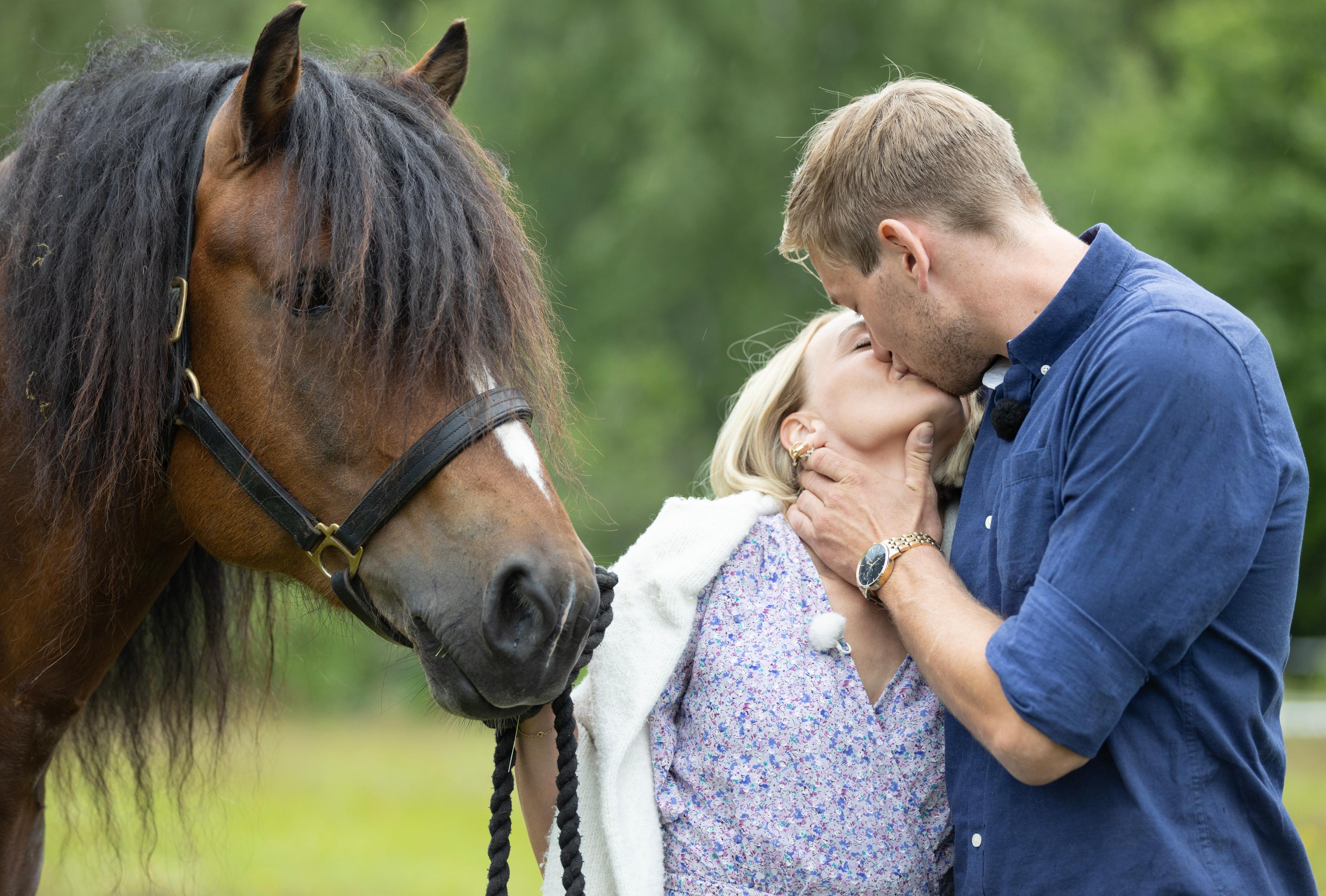 Hest og et par fra forrige sesong som kysser.