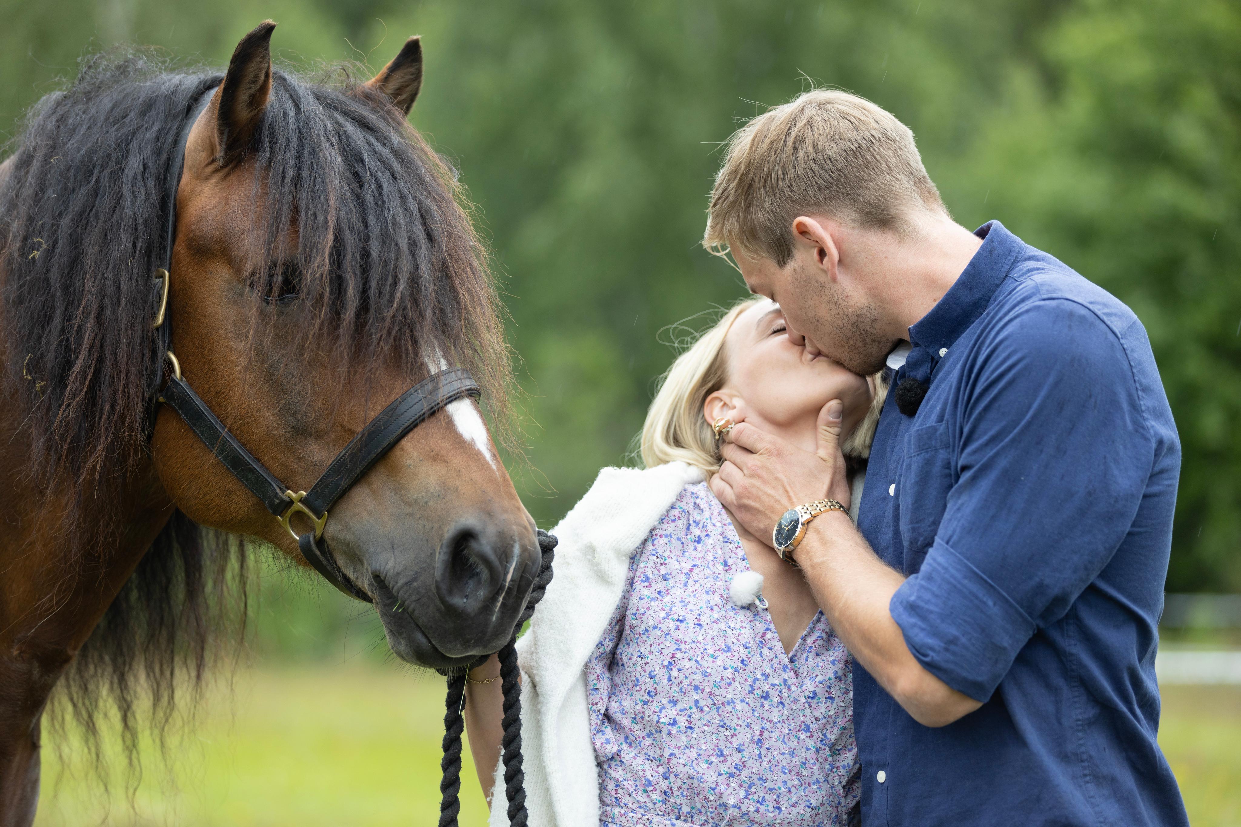 Hest og et par fra forrige sesong som kysser.