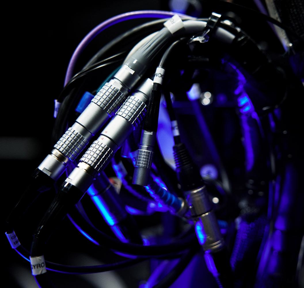 Stemningsbilde av kabler brukt i TV-produksjon.