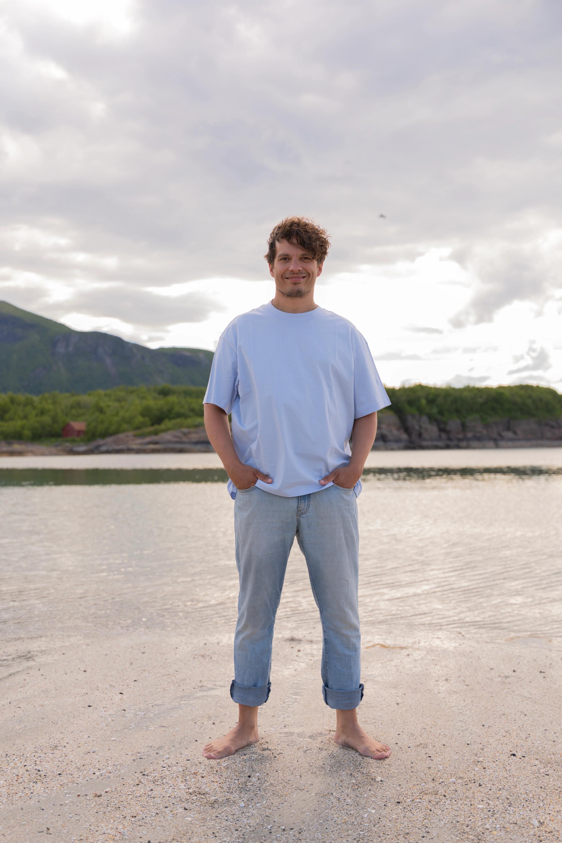 Eivind med natur i bakgrunnen