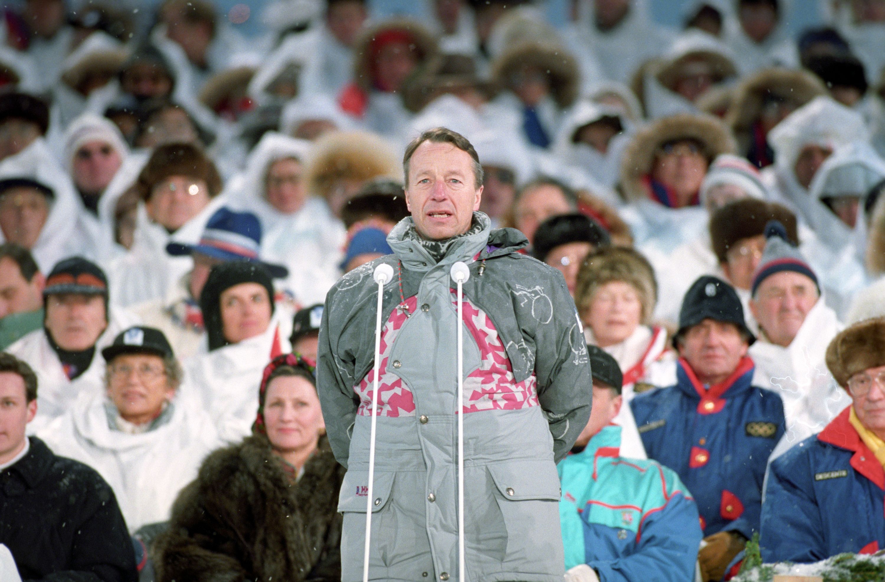 Gerhard Heiberg på talerstolen i Lillehammer-OL
