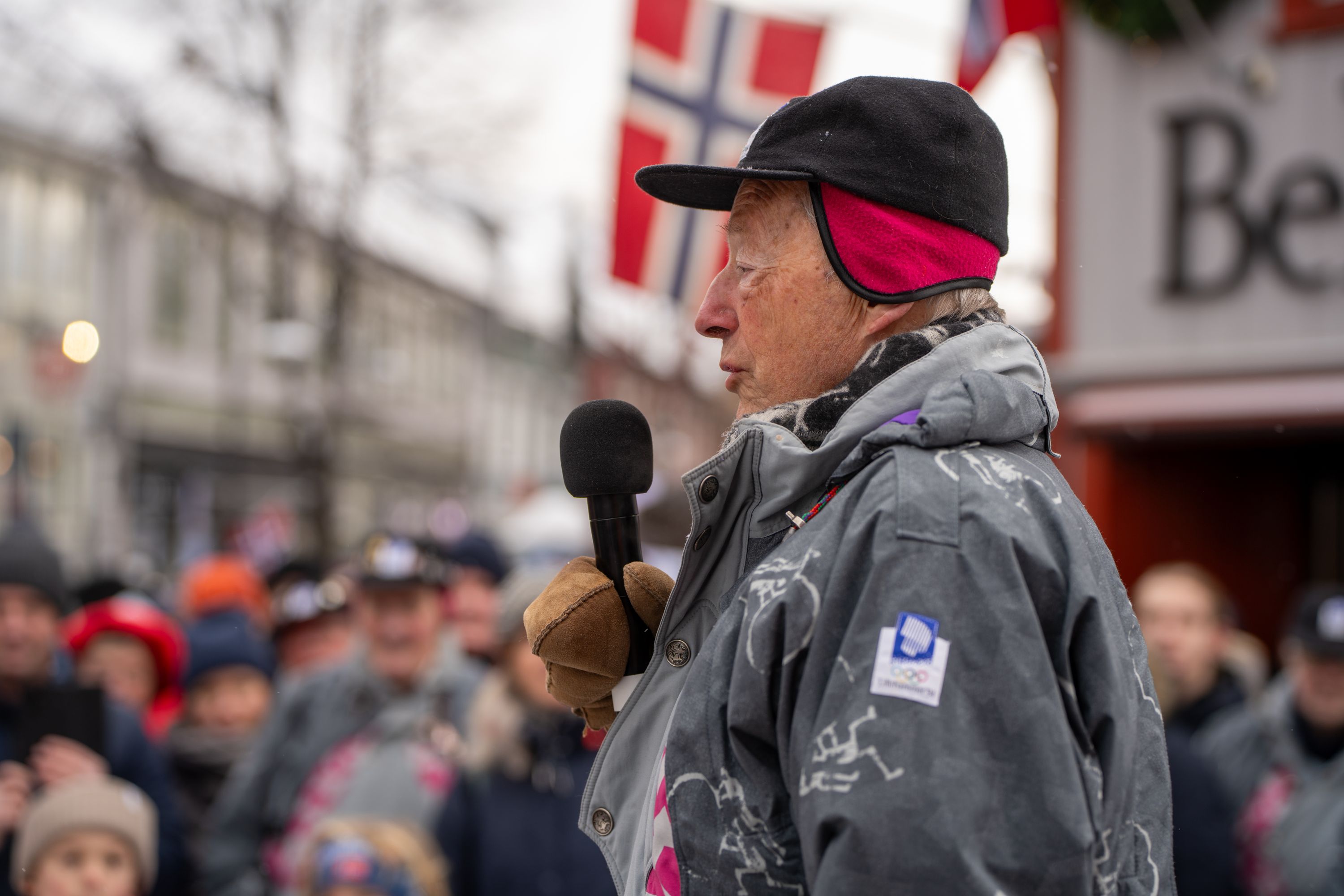 Gerhard Heiberg taler til folk i Lillehammer