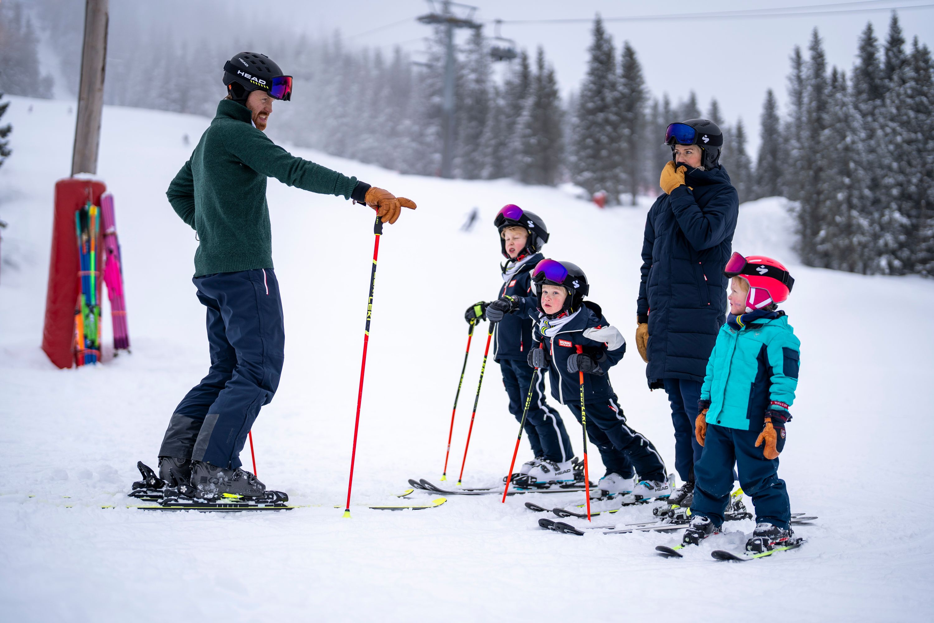 Familien Nestvold-Haugen står stille på ski i bakken