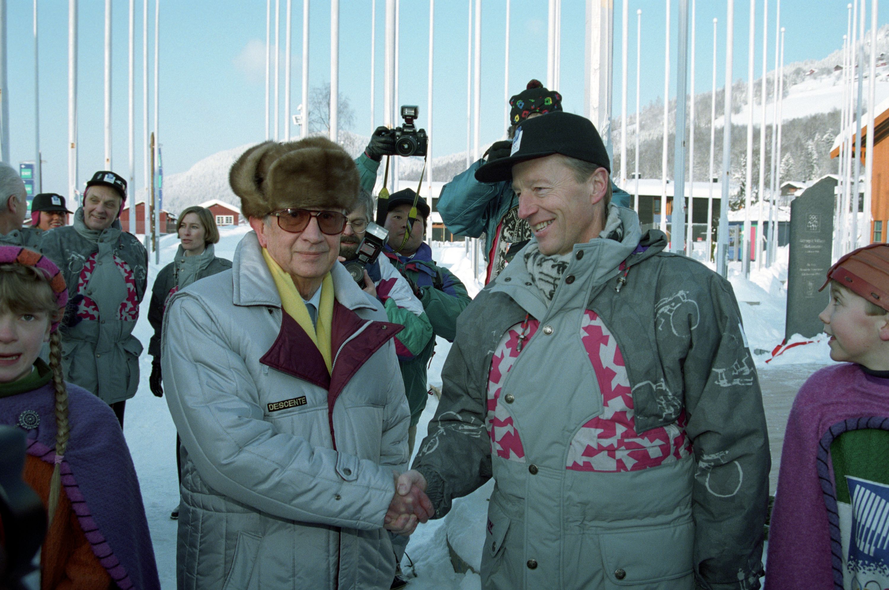 Gerhard Heiberg hilser på en gjest under Lillehammer-OL
