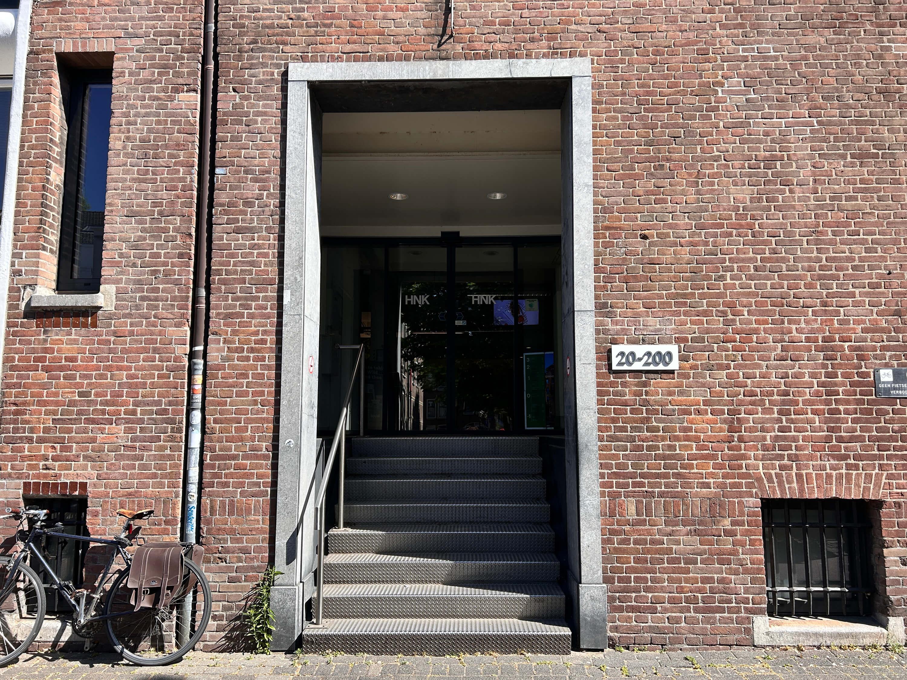 Een foto van de ingang van het gebouw.