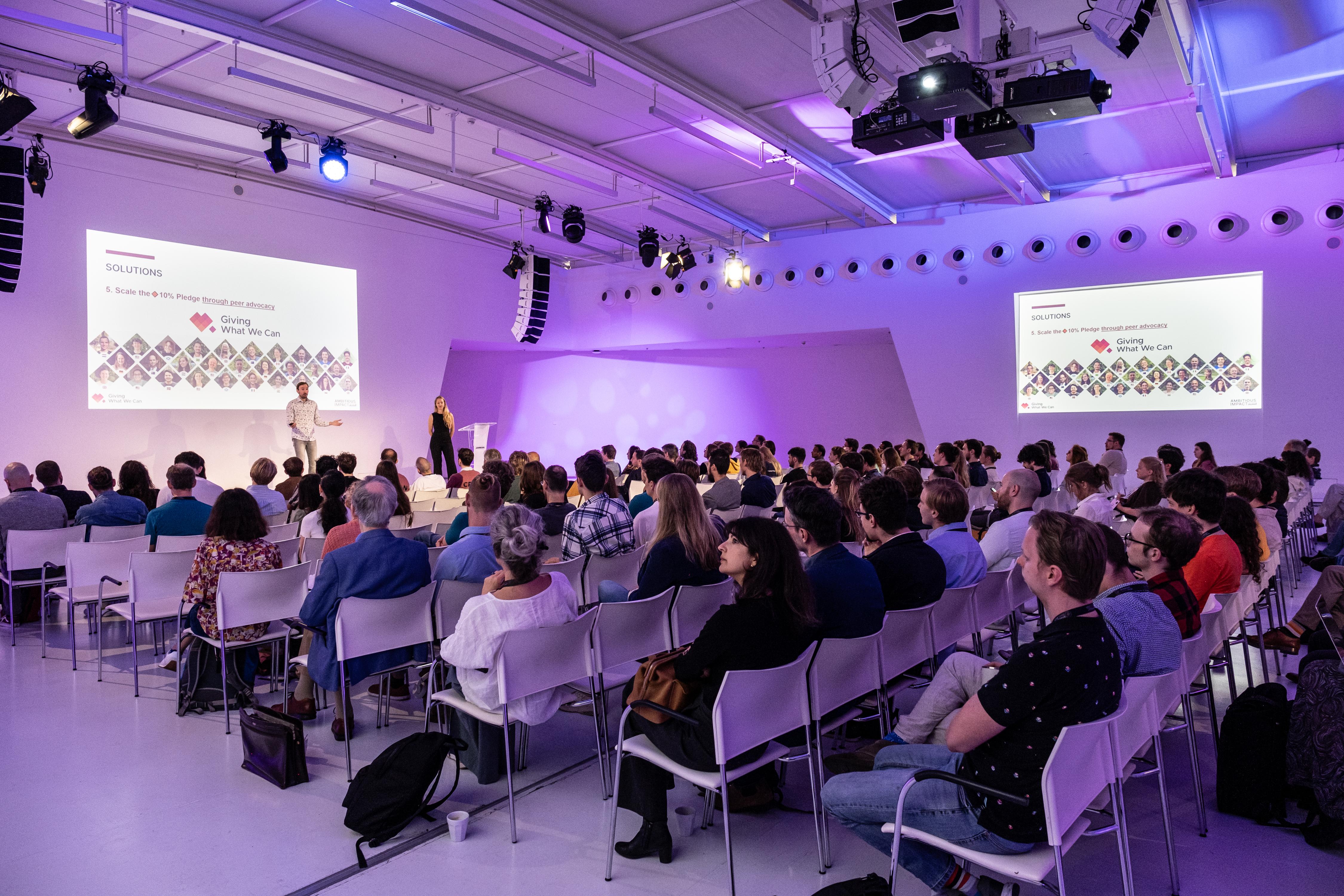 Een foto van een 3-daagse EA conferentie, genaamd EAGxUtrecht, georganiseerd door EA Nederland in 2024. Dit is de openingstoespraak.
