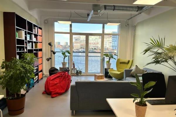 Een foto van de coworking space, het uitzicht en de lanceerruimte, inclusief de impactboekenbibliotheek,
