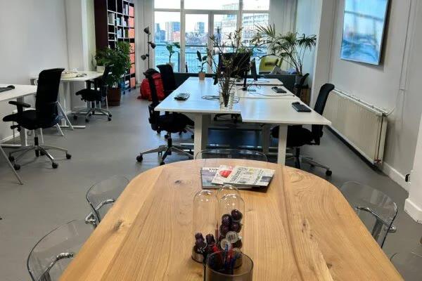 Coworking kantoorruimte, inclusief bureaus/werkplekken.