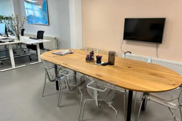 Een foto van de coworkingruimte waarop het “werkcafé” te zien is, dat ook als lunchruimte wordt gebruikt.