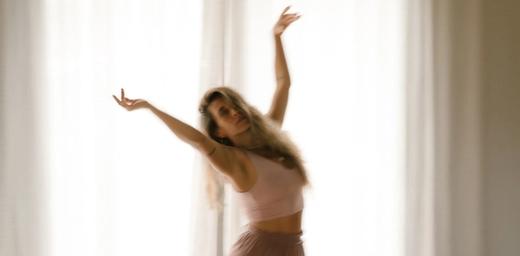 Woman moving with fluentbody