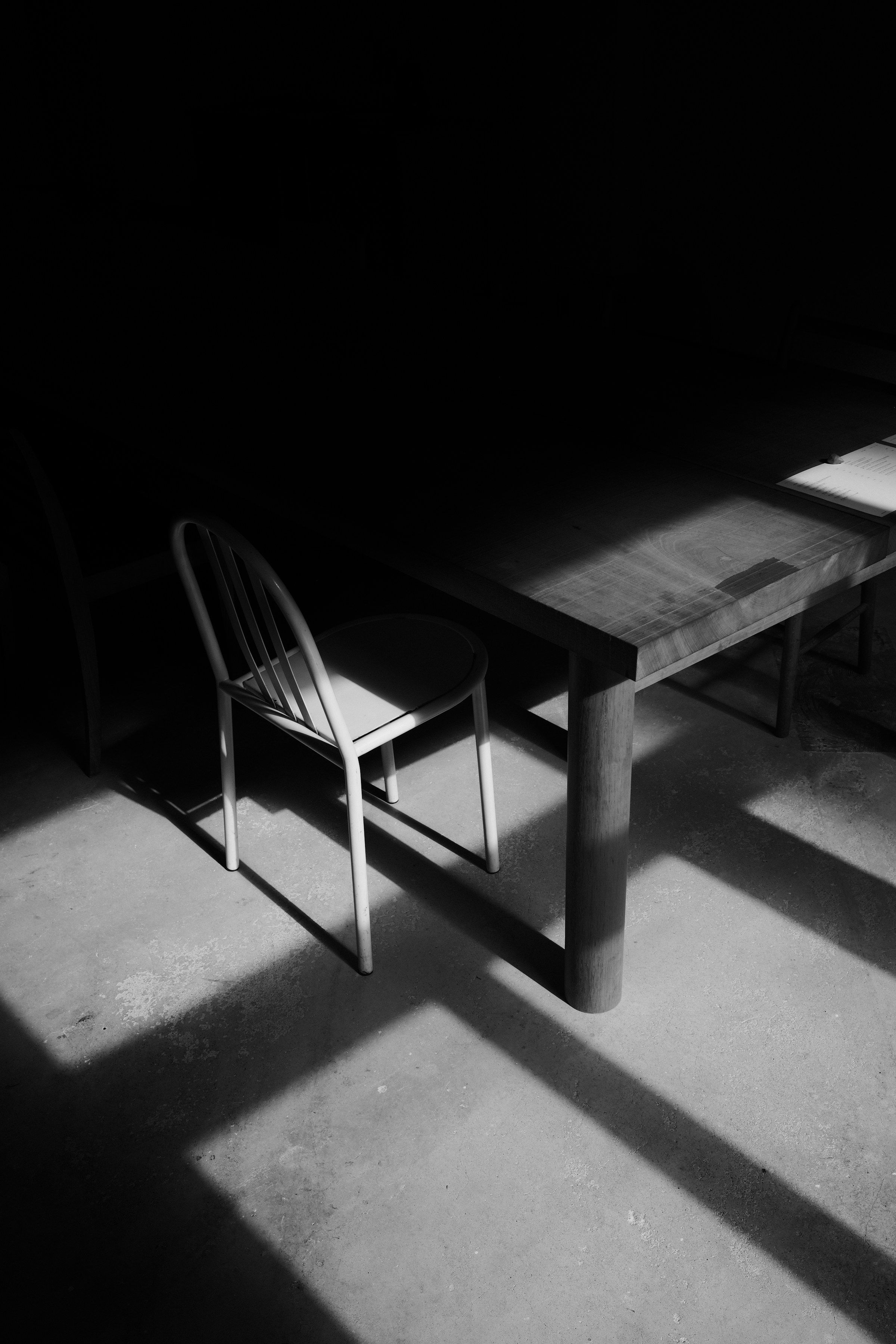 Doğal ışık ve güçlü gölgelerle tanımlanan sakin minimalist bir iç mekân