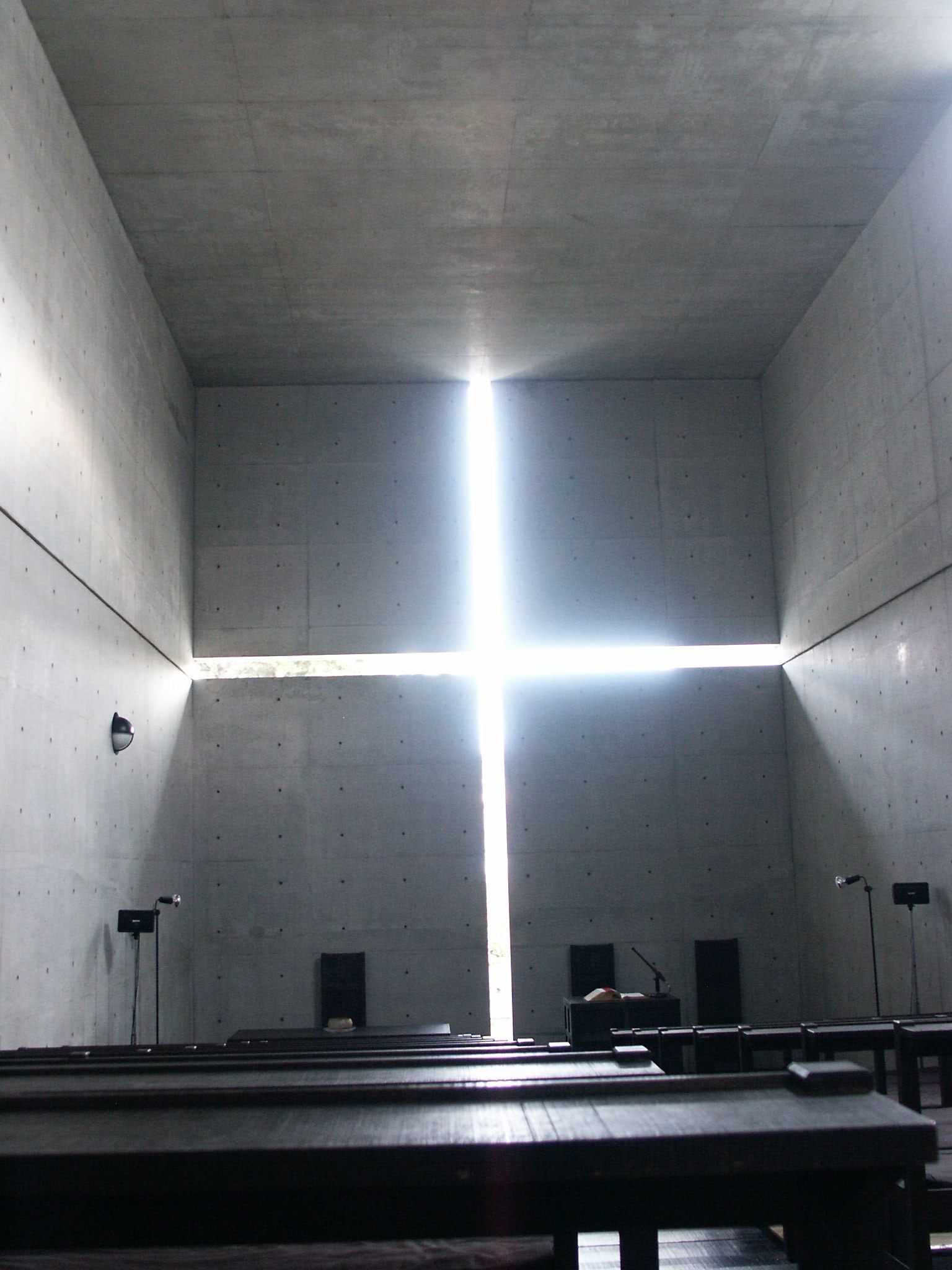 Church of the Light’ta Doğal Işık ve Beton