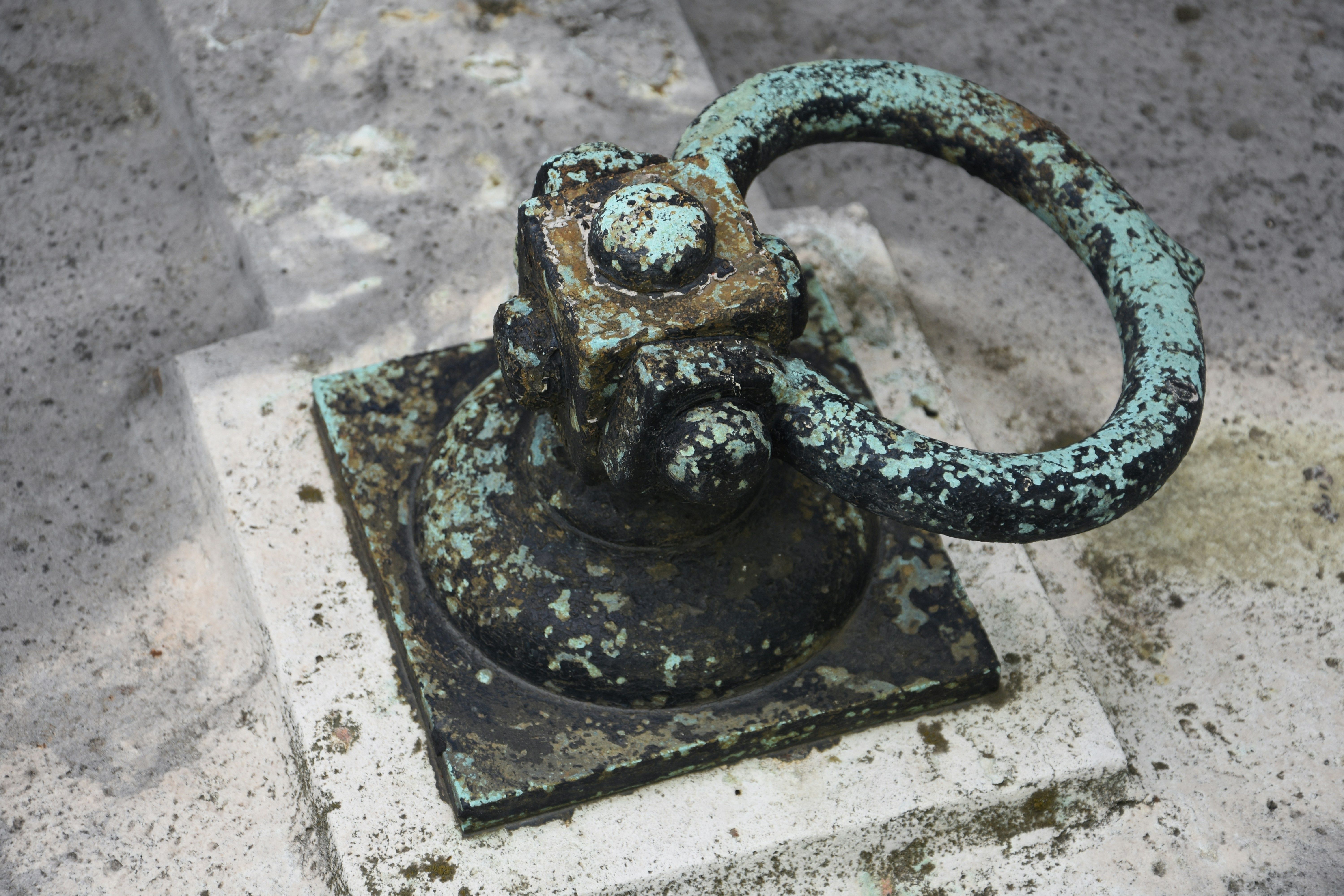 Zamanın izlerini taşıyan taş yüzey üzerindeki patinalı metal halka