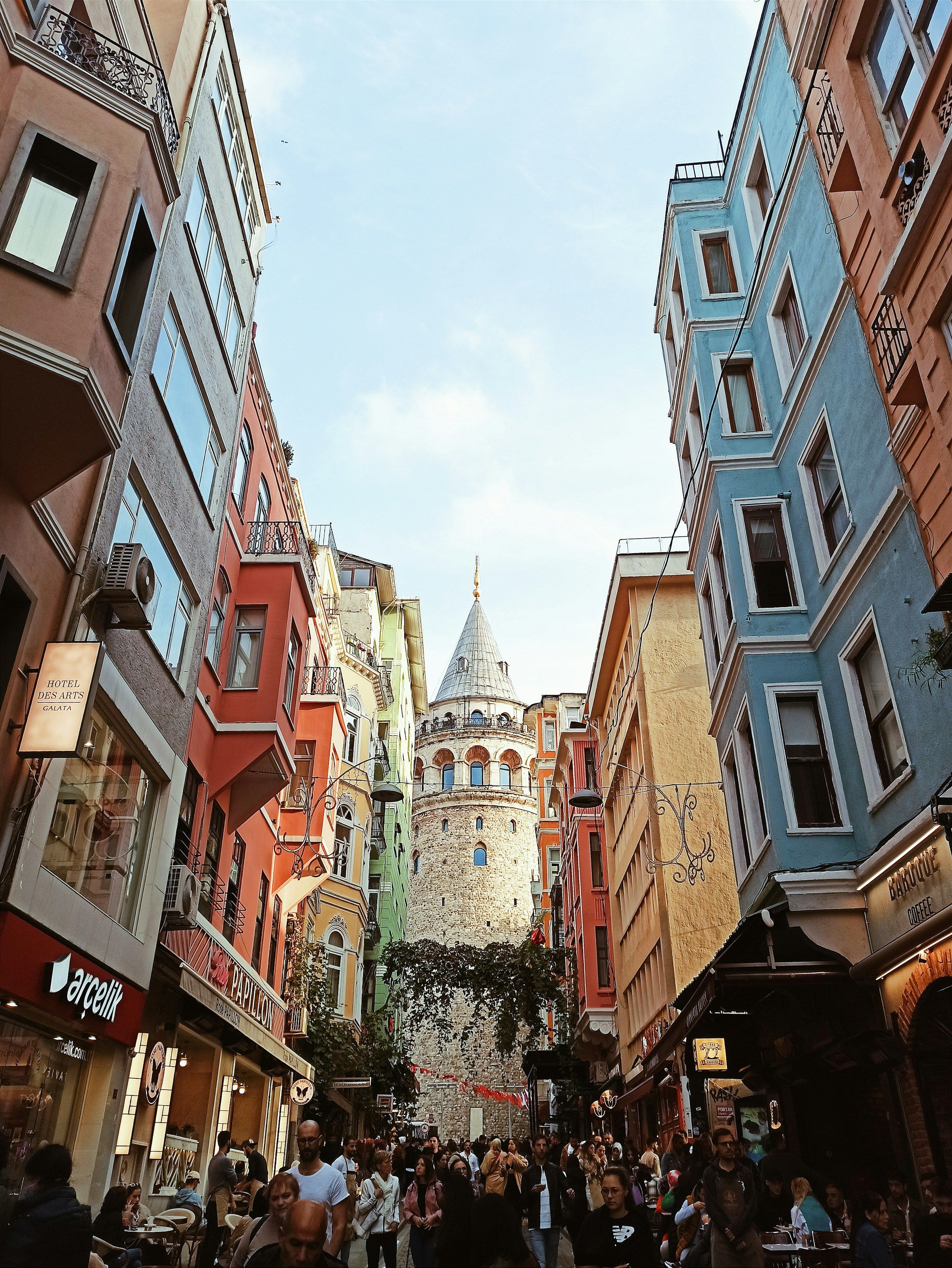 Galata çevresinde gündelik şehir hayatını gösteren bir İstanbul sokağı