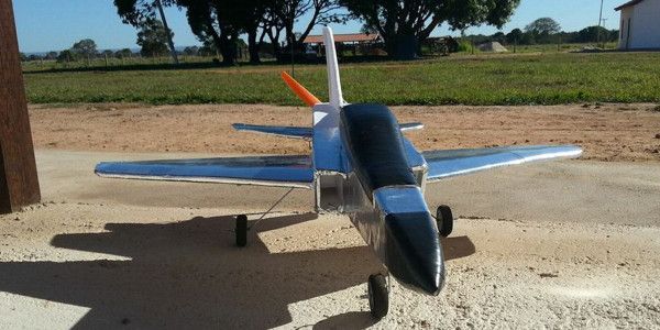 Aviões de Controle Remoto Cessna 182 e Super Bandit