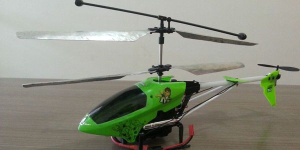 Helicóptero de Controle Remoto B-Flyer Usando Hélices de Alumínio