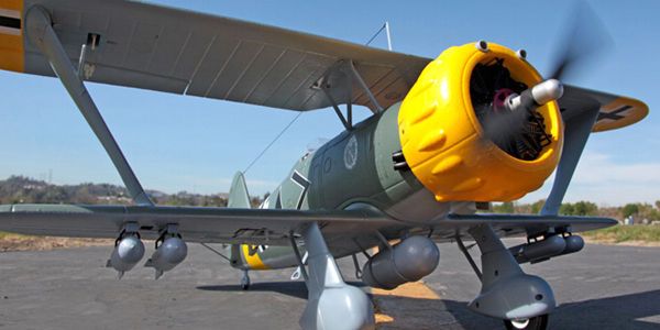 Vídeos de aviões de controle remoto enormes fazendo loucuras