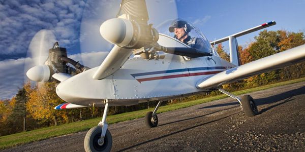 O Menor Avião Bimotor do Mundo Parece um Aeromodelo