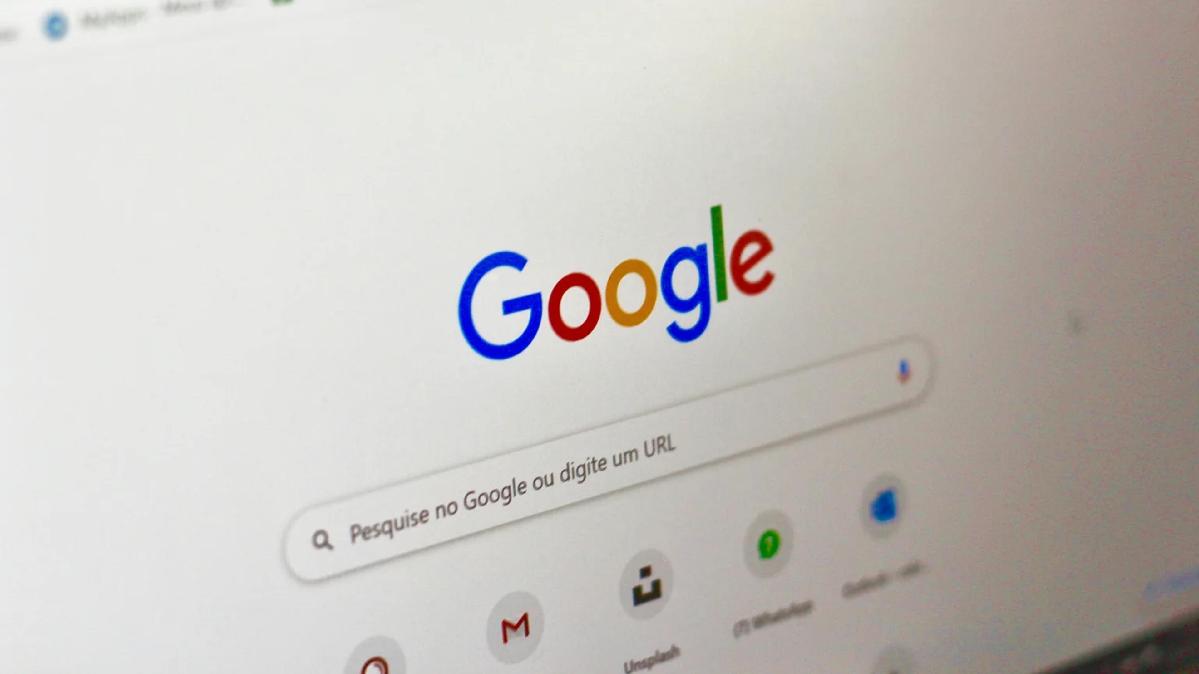 Schermo di un computer con la pagina iniziale di Google e la barra di ricerca vuota