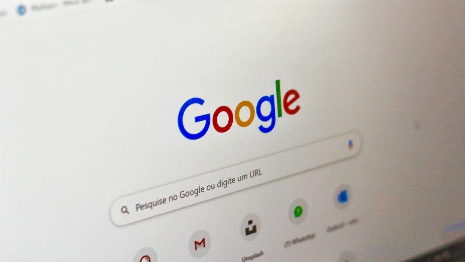 Schermo di un computer con la pagina iniziale di Google e la barra di ricerca vuota