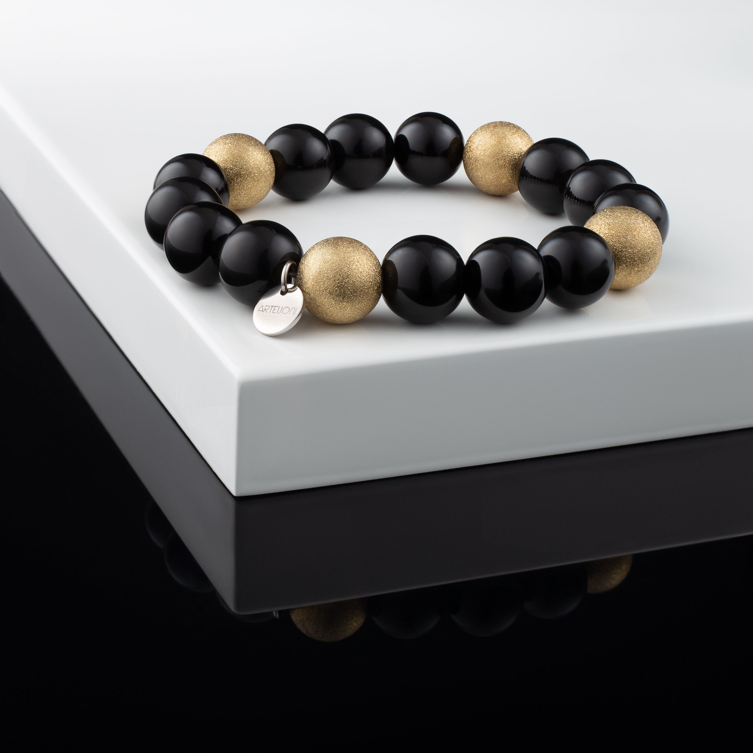 Zdjęcie z sesji reklamowej biżuterii