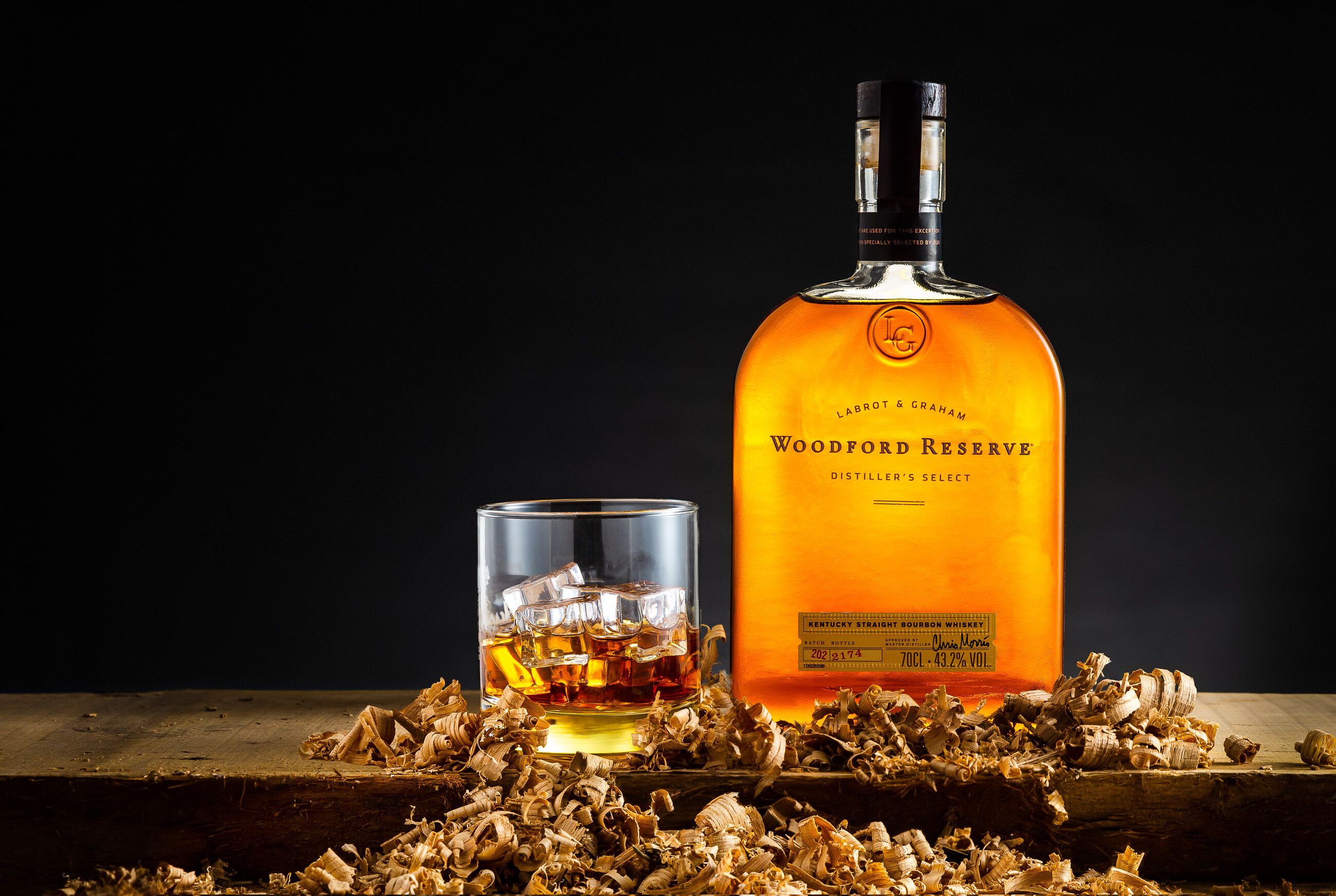 Zdjęcie reklamowe sesji zdjęciowej butelki whiskey