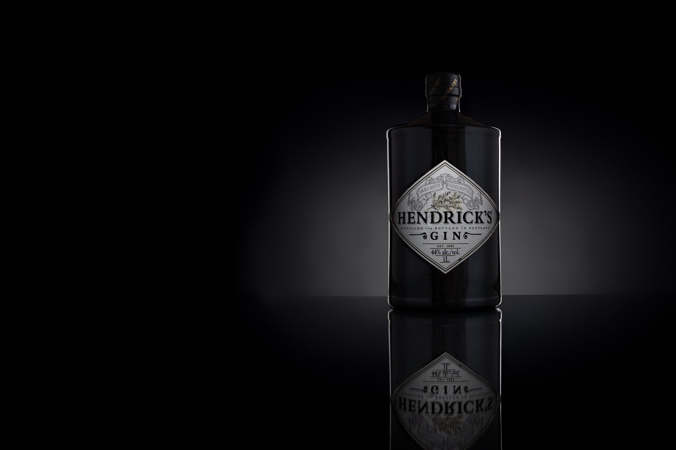 Zdjęcie reklamowe butelki alkoholu - gin