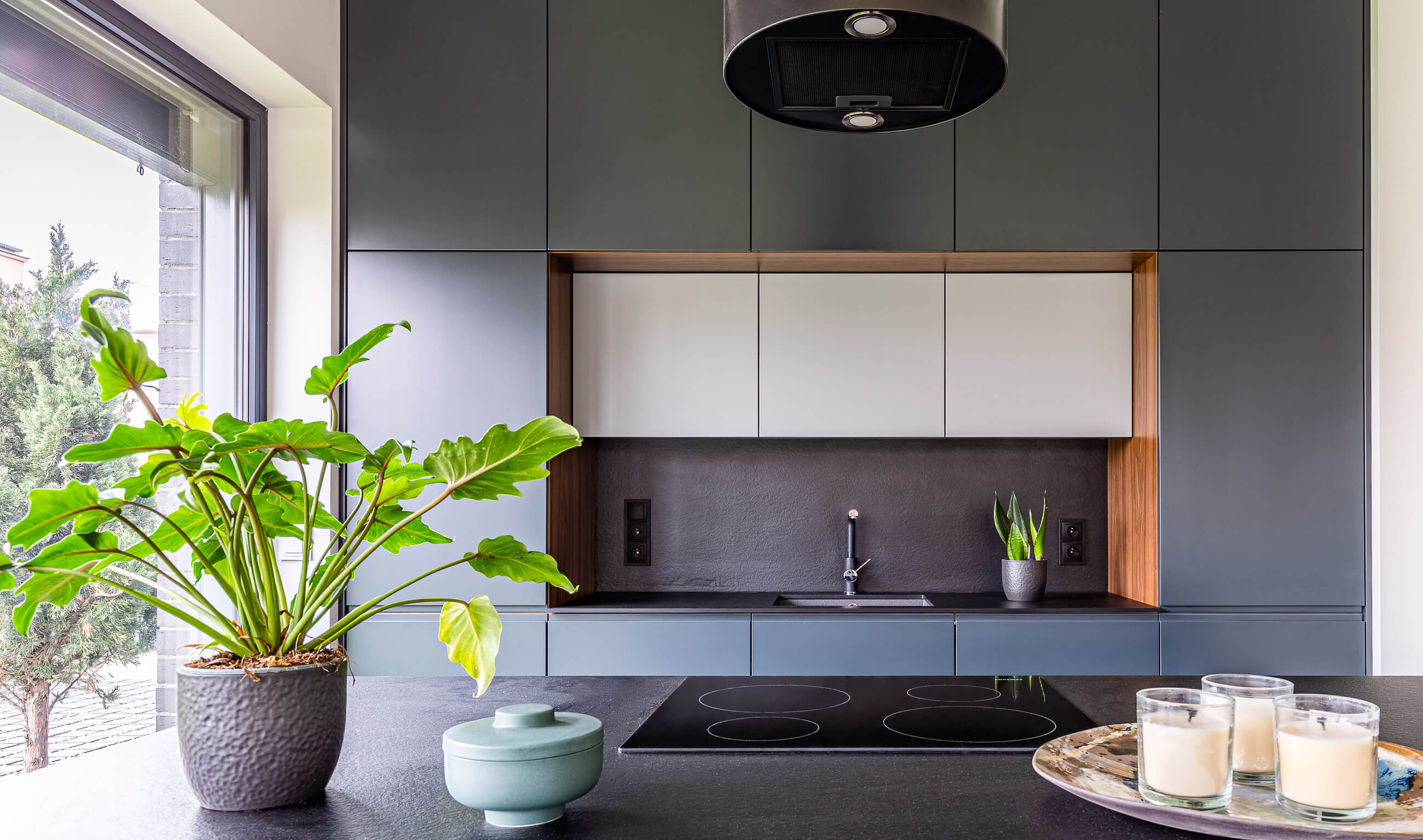 Zdjęcie nowoczesnej kuchni podczas sesji zdjęciowej apartamentu w Poznaniu