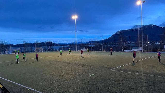 kveldstrening på kunstgressbana Fiksdal