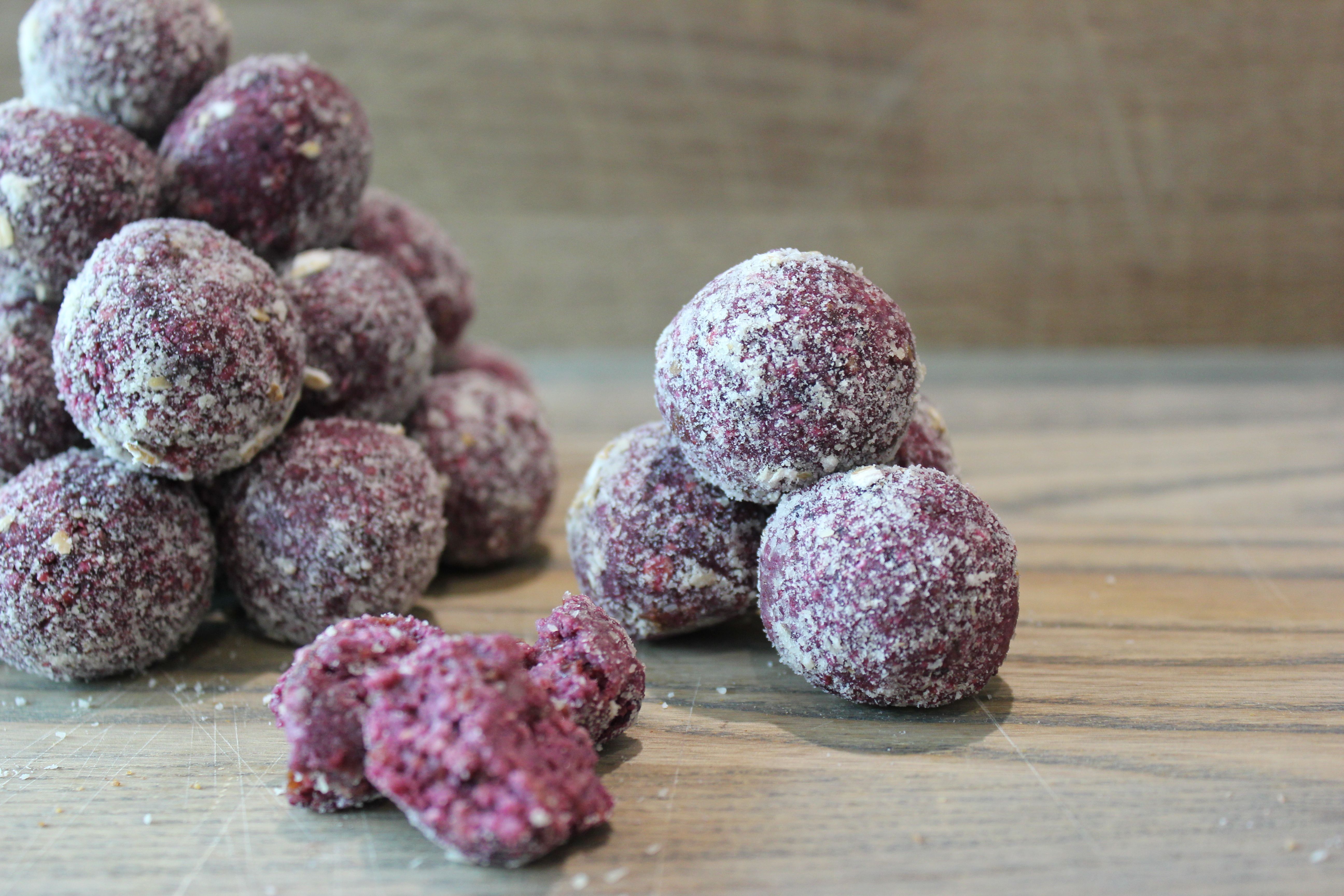 almonds berries bites