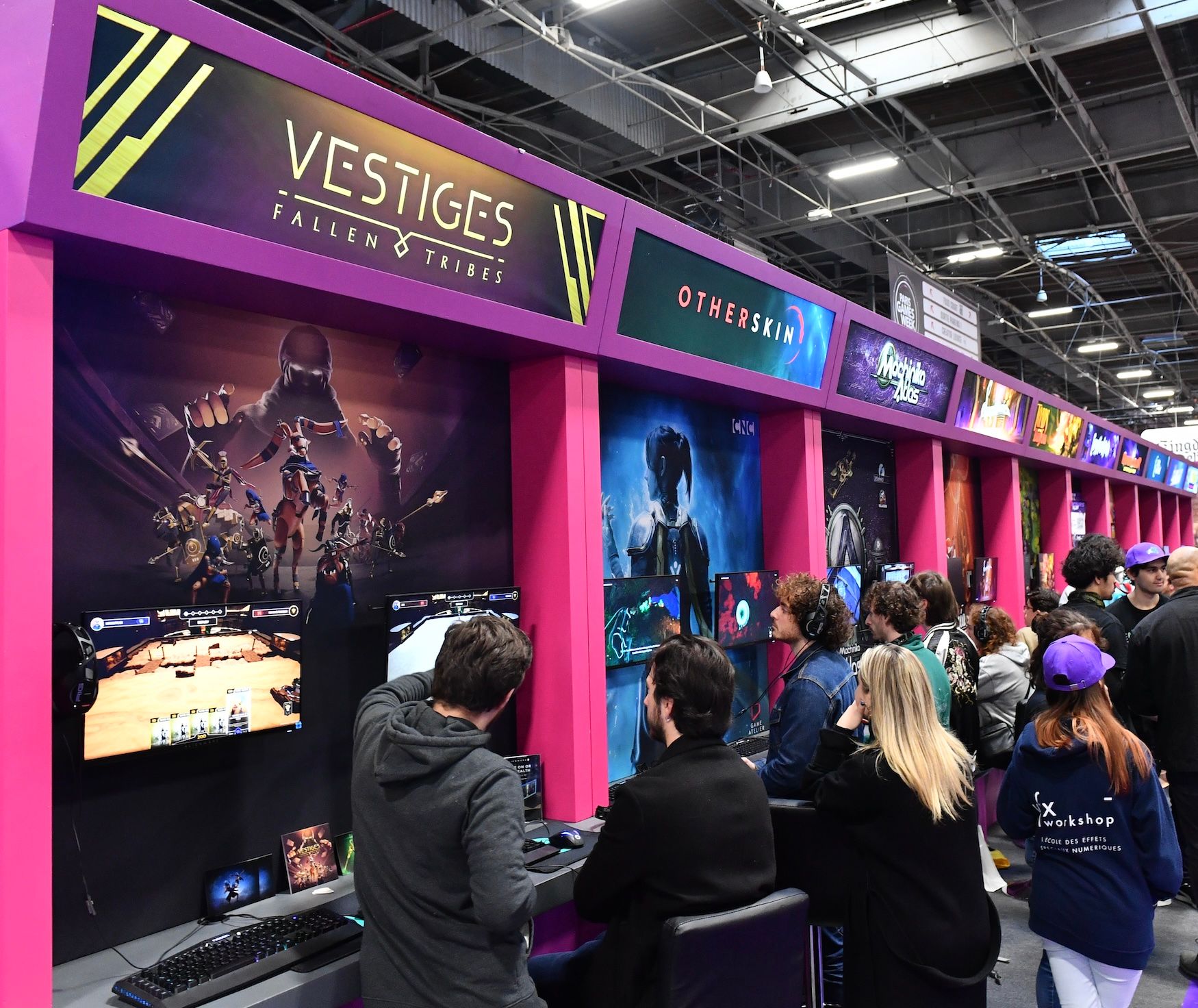 Espace gaming de la Paris Games Week avec des visiteurs découvrant des jeux sur ordinateur