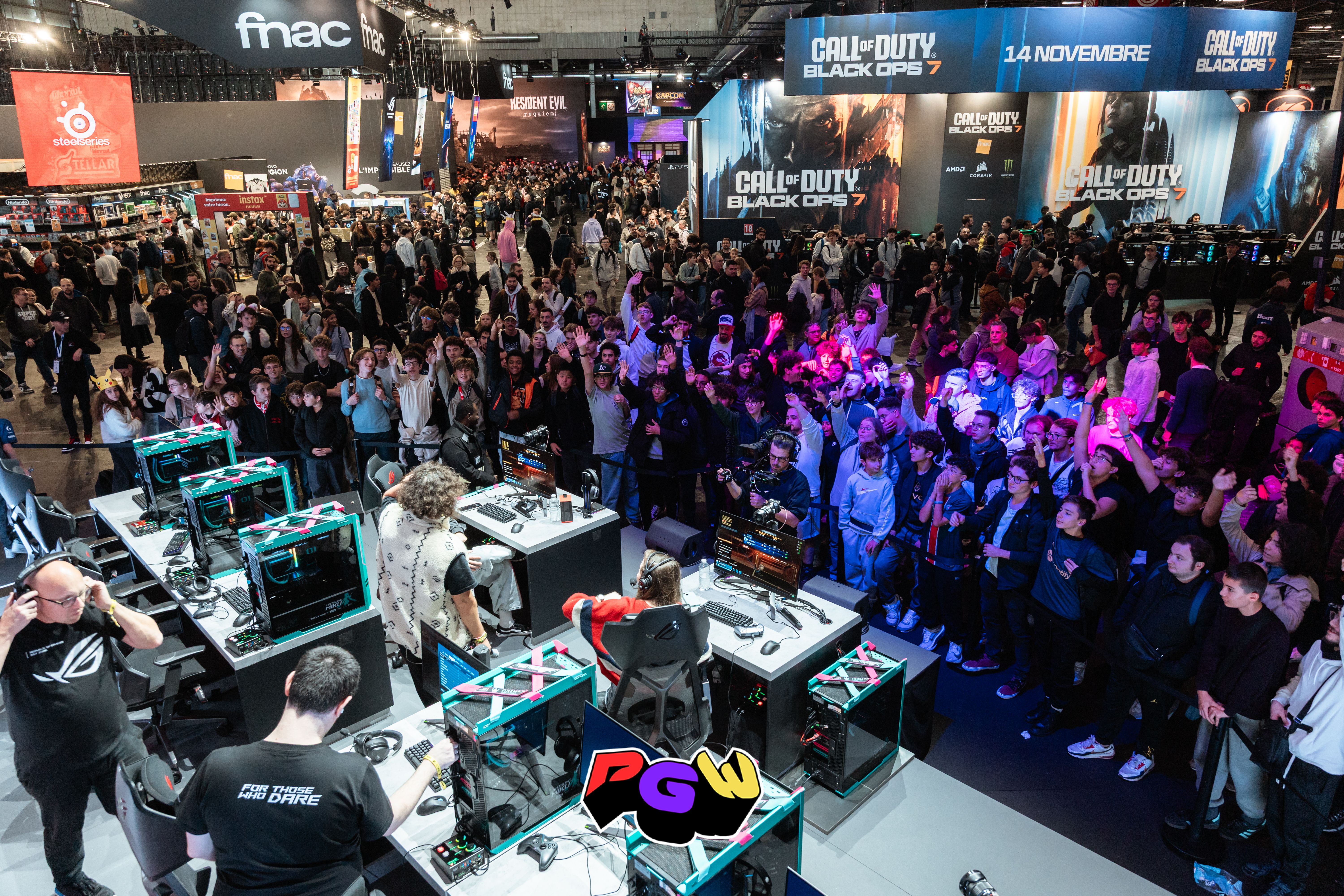 Visiteurs de la Paris Games Week devant les stands de jeux vidéo et les animations du salon