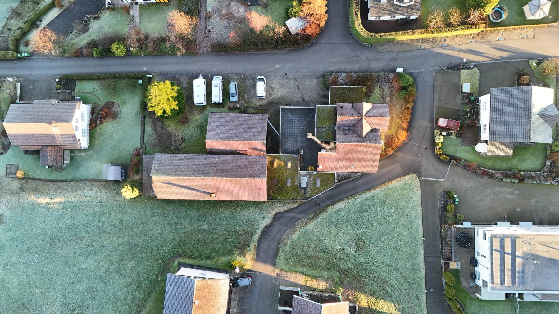 Privat wohnen, gemeinsam leben: An der Vogelbergstrasse in Uzwil entstehen moderne Eigenheime, die Rückzug und Nachbarschaft auf ideale Weise verbinden.