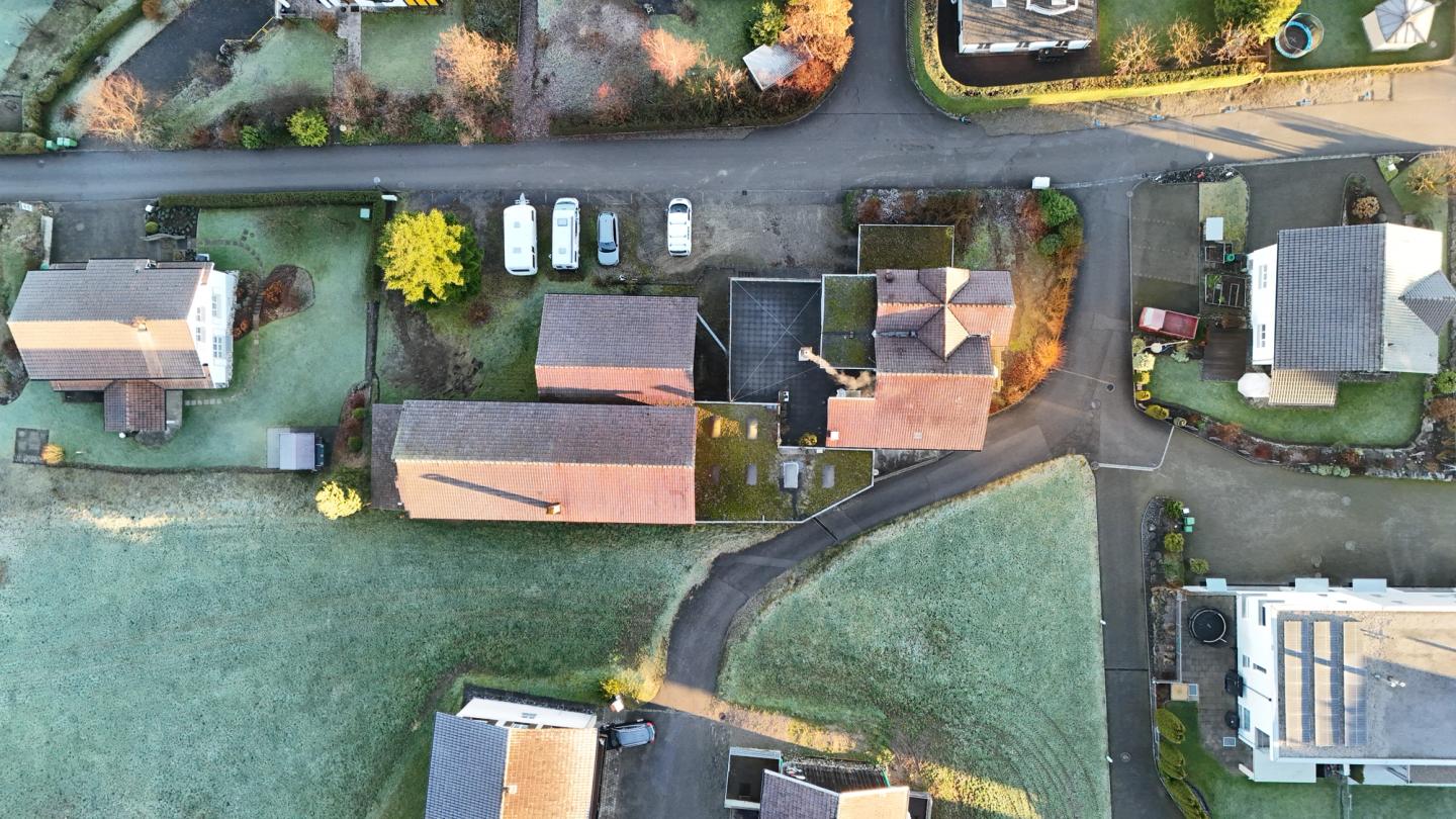 Privat wohnen, gemeinsam leben: An der Vogelbergstrasse in Uzwil entstehen moderne Eigenheime, die Rückzug und Nachbarschaft auf ideale Weise verbinden.