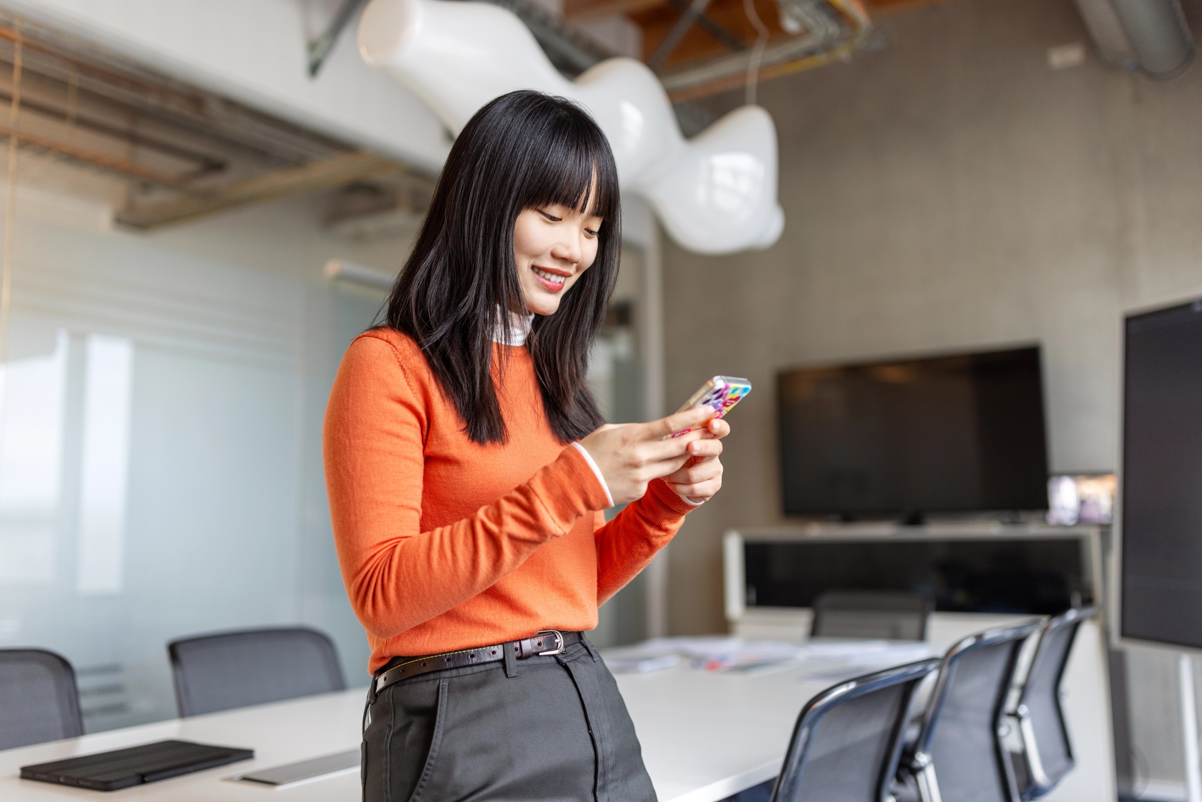 Woman analysing examples of strategic risk, strategic risk assessment, benefits of strategic risk assessment