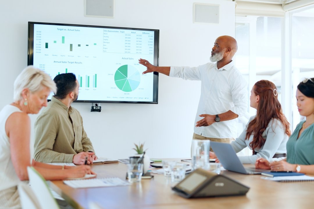 A risk manager holding a meeting as part of corporate risk management