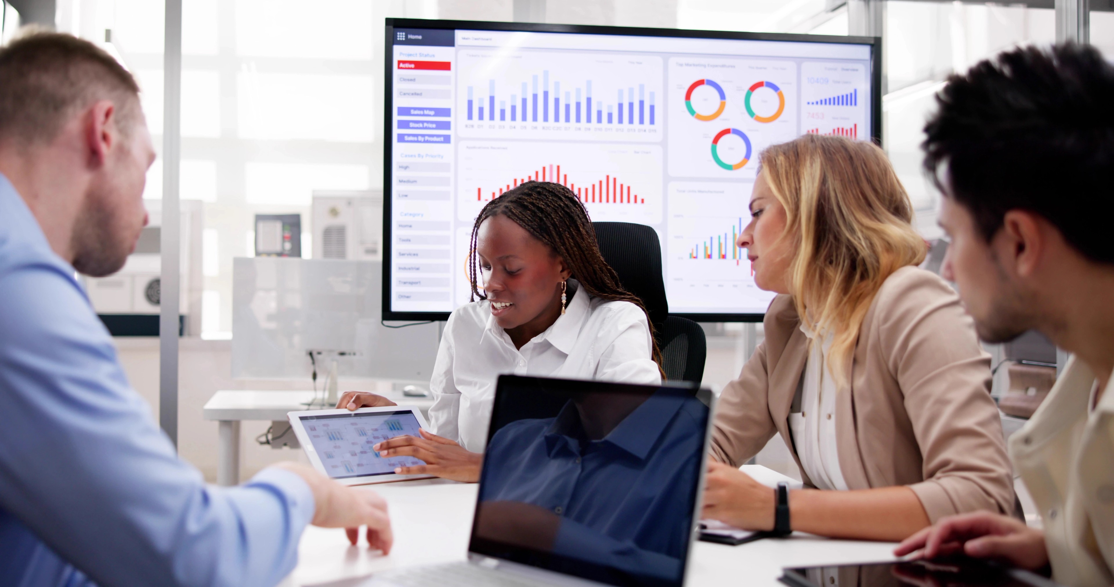 KPI Dashboard Graph Presentation In Classroom